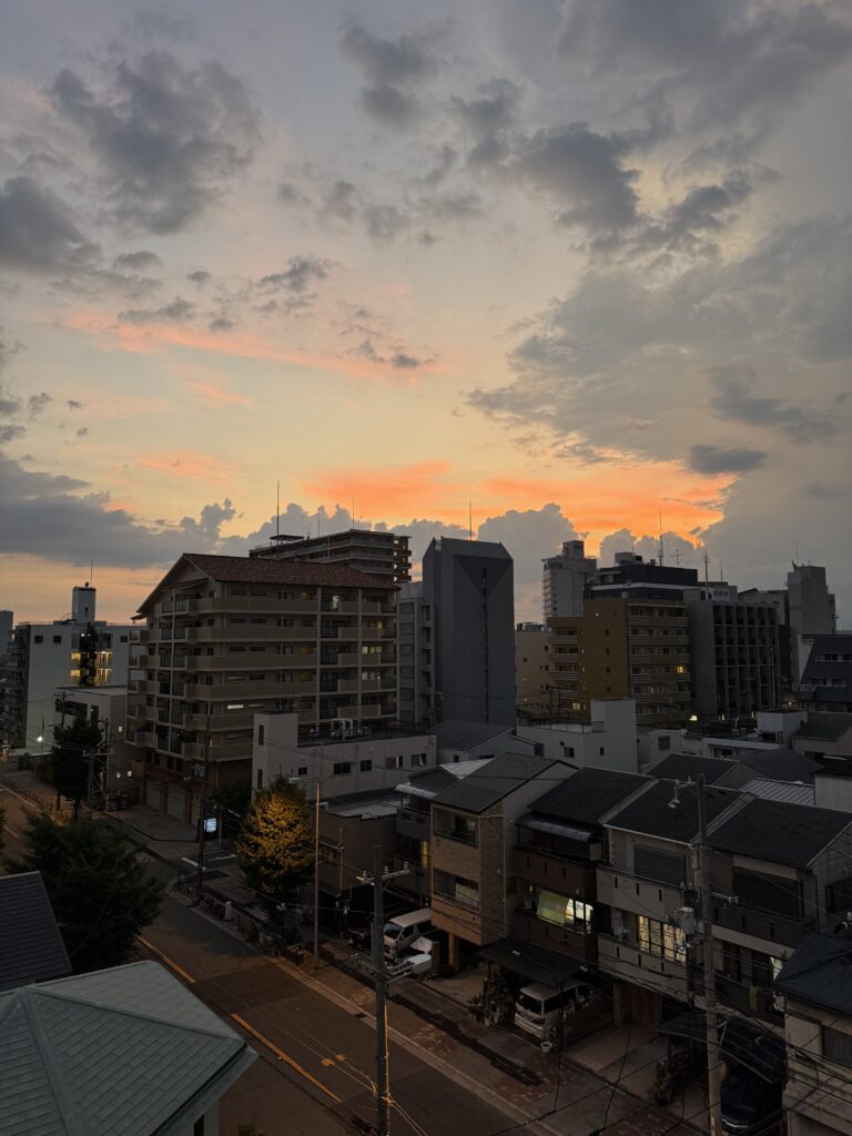 Blick auf eine Straße in der Großstadt Osaka